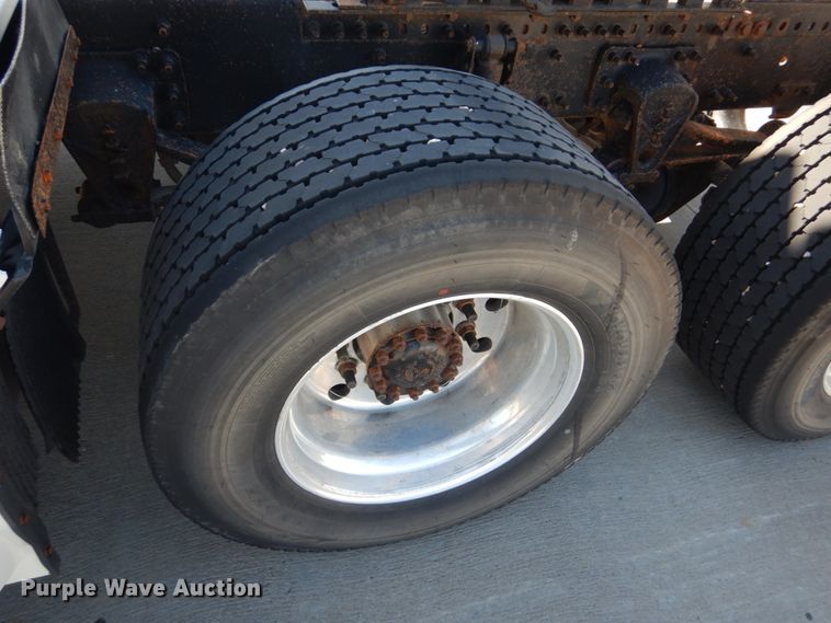 image for item GO9097 2003 Volvo VN semi truck