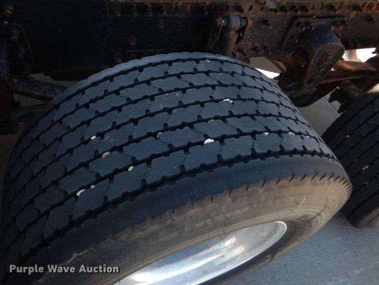 image for item GO9097 2003 Volvo VN semi truck