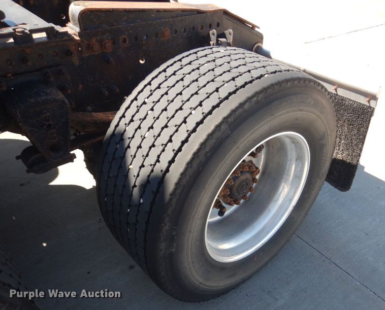 image for item GO9097 2003 Volvo VN semi truck