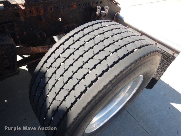 image for item GO9097 2003 Volvo VN semi truck