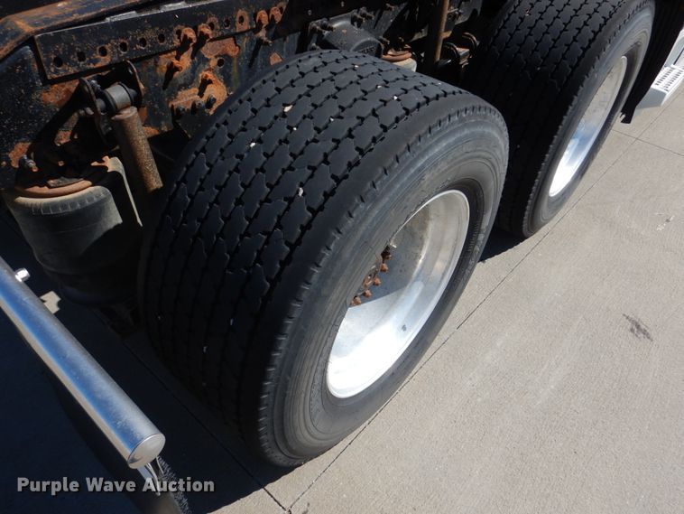 image for item GO9097 2003 Volvo VN semi truck