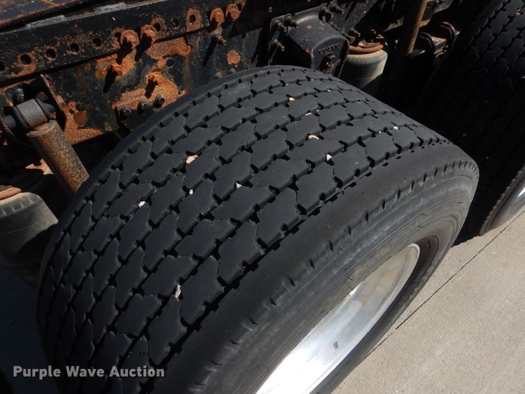 image for item GO9097 2003 Volvo VN semi truck