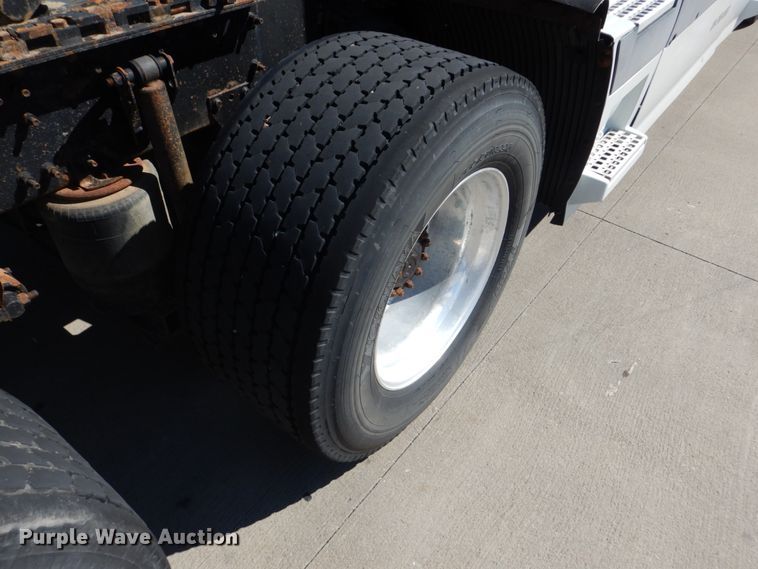 image for item GO9097 2003 Volvo VN semi truck