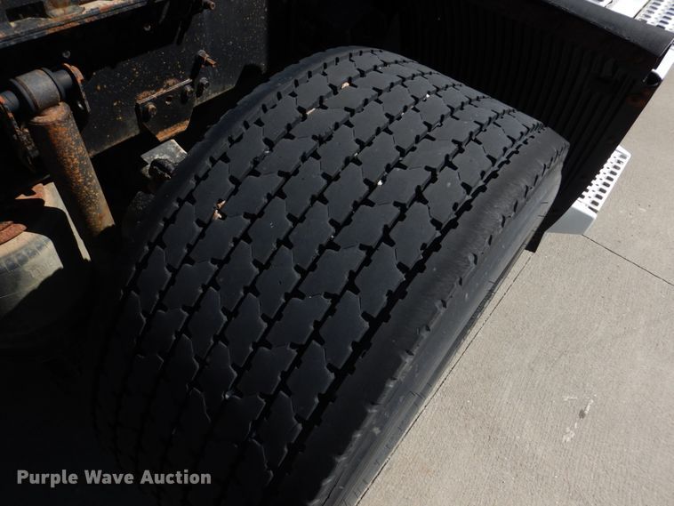 image for item GO9097 2003 Volvo VN semi truck