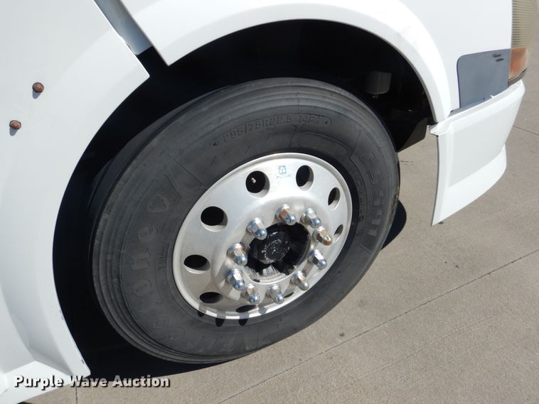 image for item GO9097 2003 Volvo VN semi truck