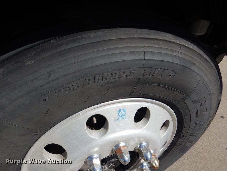 image for item GO9097 2003 Volvo VN semi truck