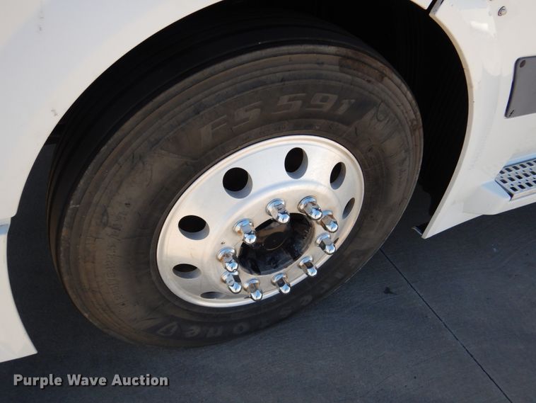 image for item GO9097 2003 Volvo VN semi truck