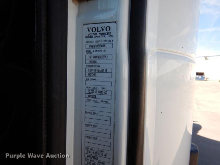 image for item GO9097 2003 Volvo VN semi truck