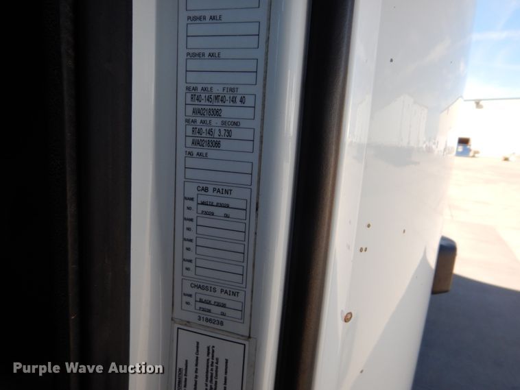 image for item GO9097 2003 Volvo VN semi truck