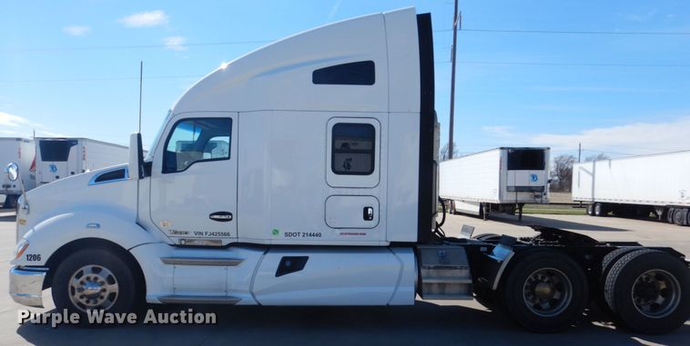 image for item GO9098 2015 Kenworth T680 semi truck