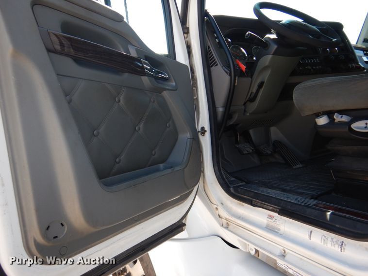 image for item GO9098 2015 Kenworth T680 semi truck