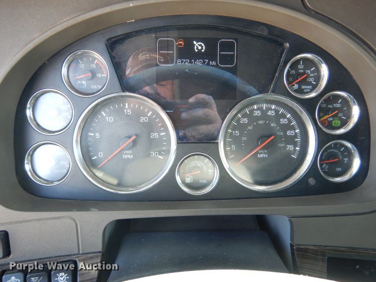 image for item GO9098 2015 Kenworth T680 semi truck