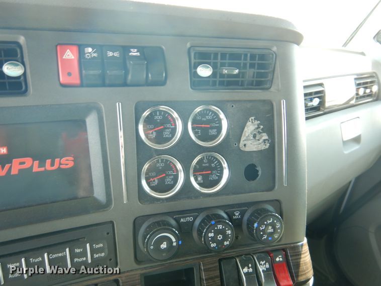 image for item GO9098 2015 Kenworth T680 semi truck