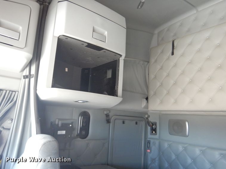 image for item GO9098 2015 Kenworth T680 semi truck