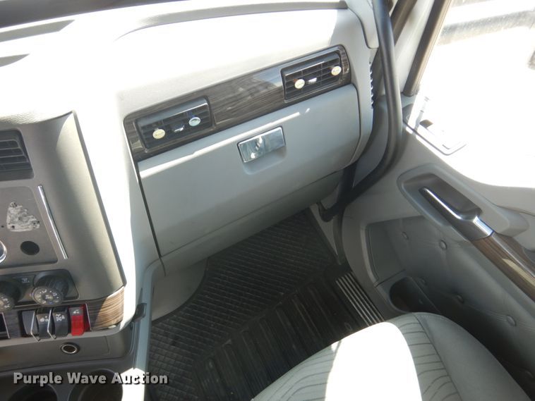 image for item GO9098 2015 Kenworth T680 semi truck