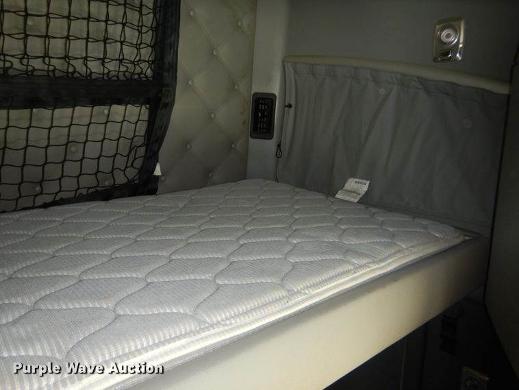 image for item GO9098 2015 Kenworth T680 semi truck