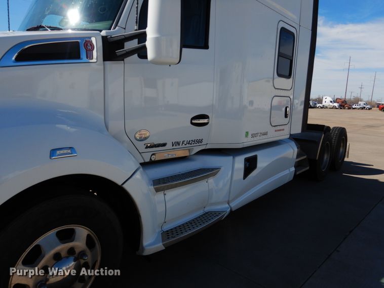 image for item GO9098 2015 Kenworth T680 semi truck