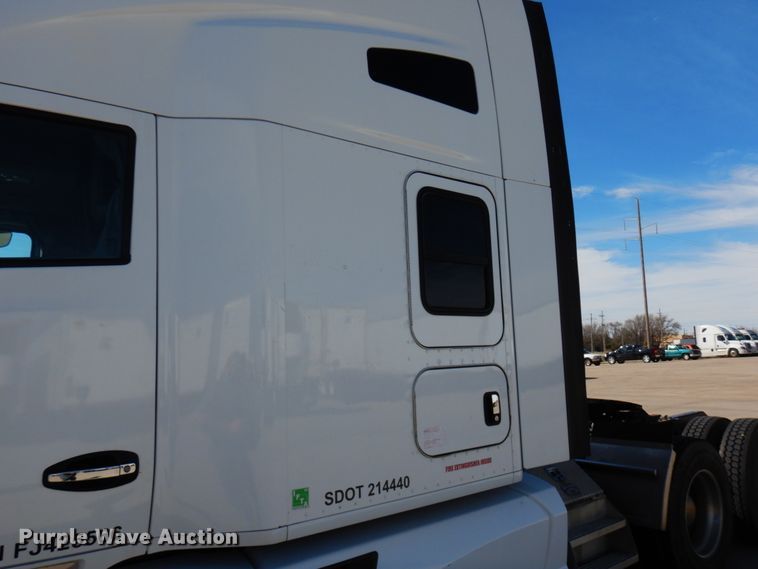 image for item GO9098 2015 Kenworth T680 semi truck