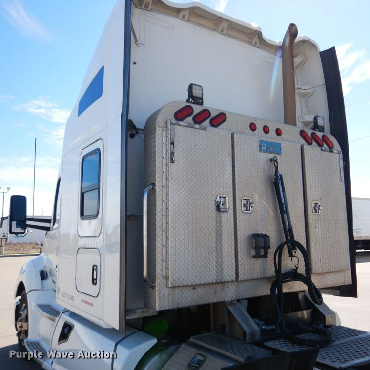 image for item GO9098 2015 Kenworth T680 semi truck