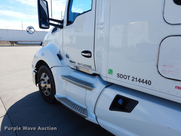 image for item GO9098 2015 Kenworth T680 semi truck