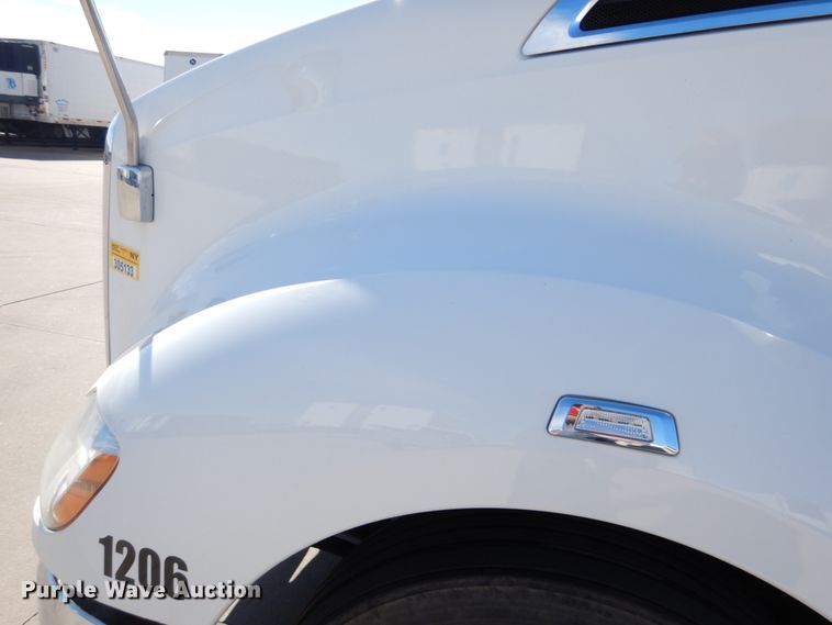 image for item GO9098 2015 Kenworth T680 semi truck