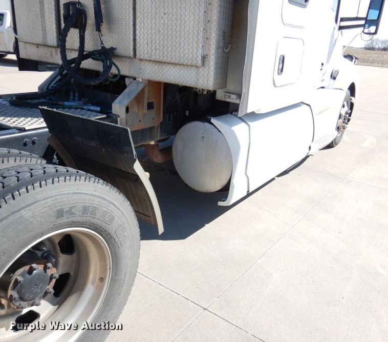 image for item GO9098 2015 Kenworth T680 semi truck