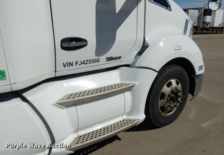 image for item GO9098 2015 Kenworth T680 semi truck