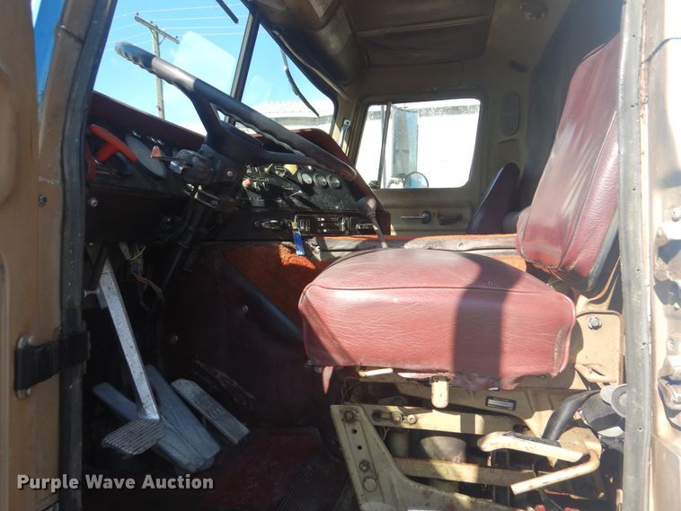 image for item GY9756 1975 International Transtar semi truck