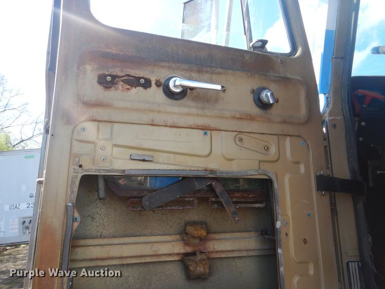 image for item GY9756 1975 International Transtar semi truck