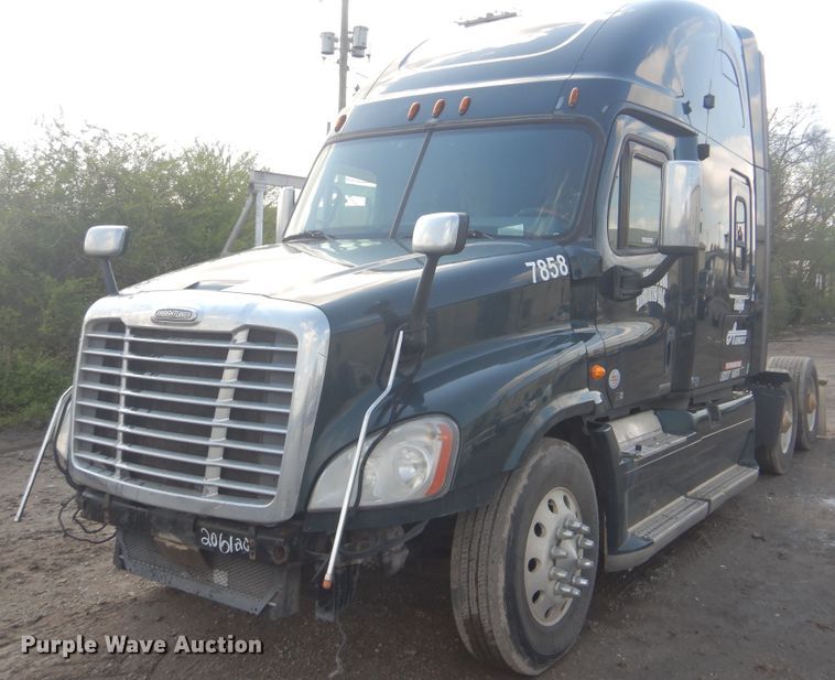 image for item GY9758 2012 Freightliner Cascadia semi truck