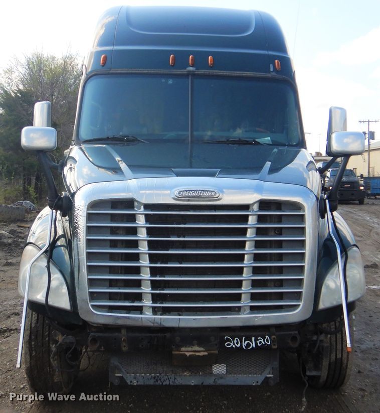image for item GY9758 2012 Freightliner Cascadia semi truck