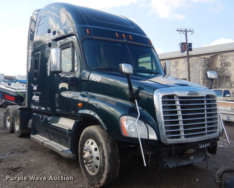 image for item GY9758 2012 Freightliner Cascadia semi truck