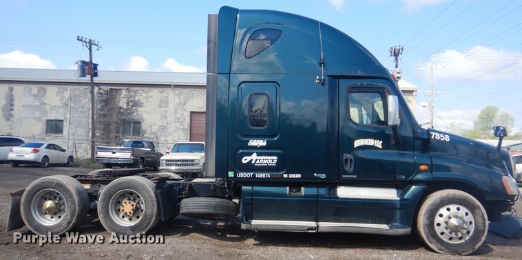 image for item GY9758 2012 Freightliner Cascadia semi truck