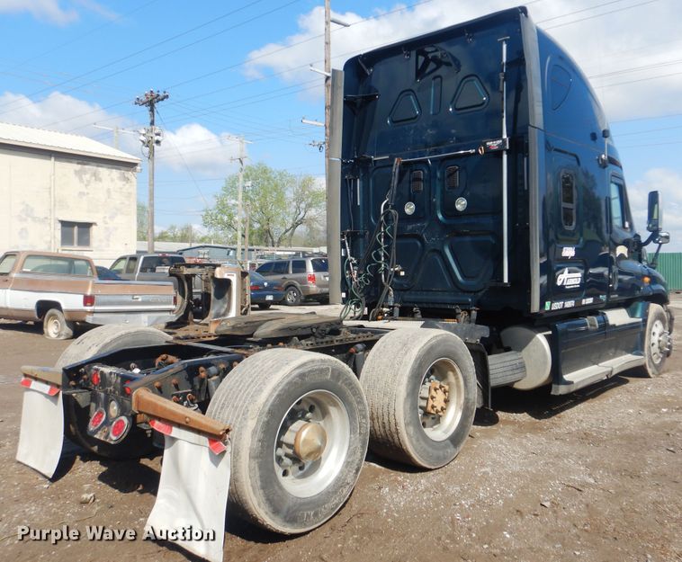 image for item GY9758 2012 Freightliner Cascadia semi truck