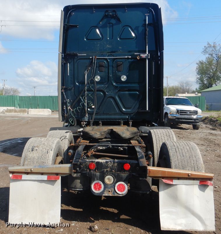 image for item GY9758 2012 Freightliner Cascadia semi truck