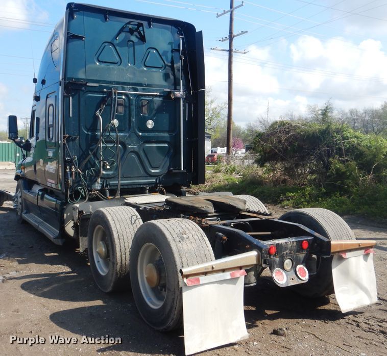 image for item GY9758 2012 Freightliner Cascadia semi truck