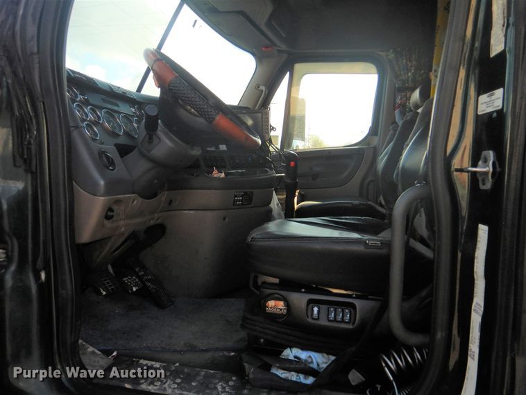 image for item GY9758 2012 Freightliner Cascadia semi truck