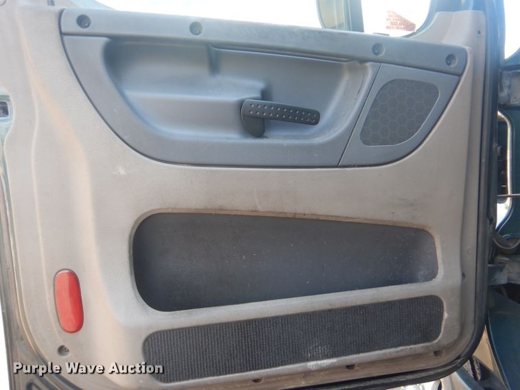 image for item GY9758 2012 Freightliner Cascadia semi truck