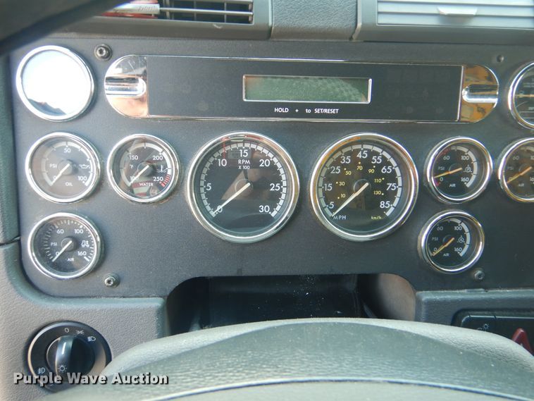 image for item GY9758 2012 Freightliner Cascadia semi truck