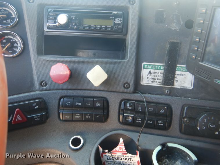 image for item GY9758 2012 Freightliner Cascadia semi truck