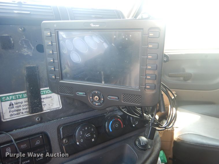 image for item GY9758 2012 Freightliner Cascadia semi truck