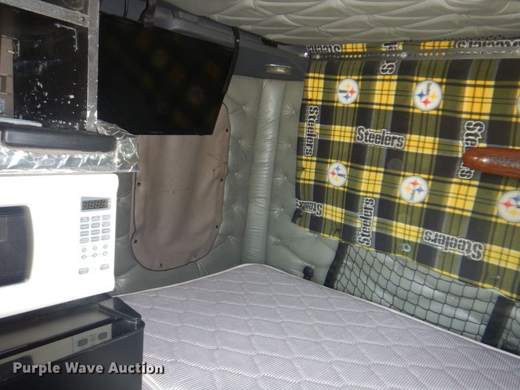 image for item GY9758 2012 Freightliner Cascadia semi truck