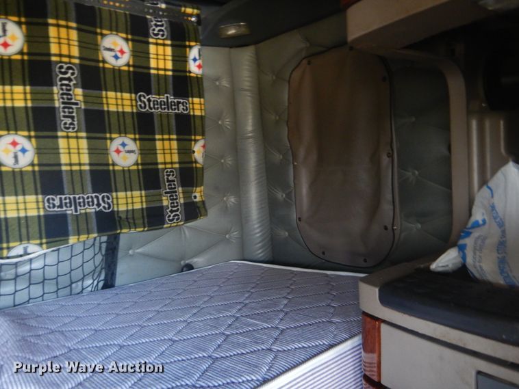 image for item GY9758 2012 Freightliner Cascadia semi truck