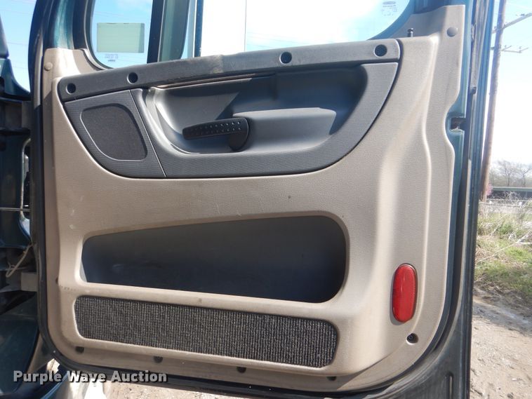 image for item GY9758 2012 Freightliner Cascadia semi truck