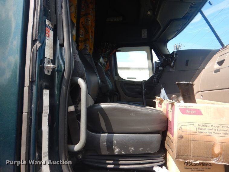 image for item GY9758 2012 Freightliner Cascadia semi truck