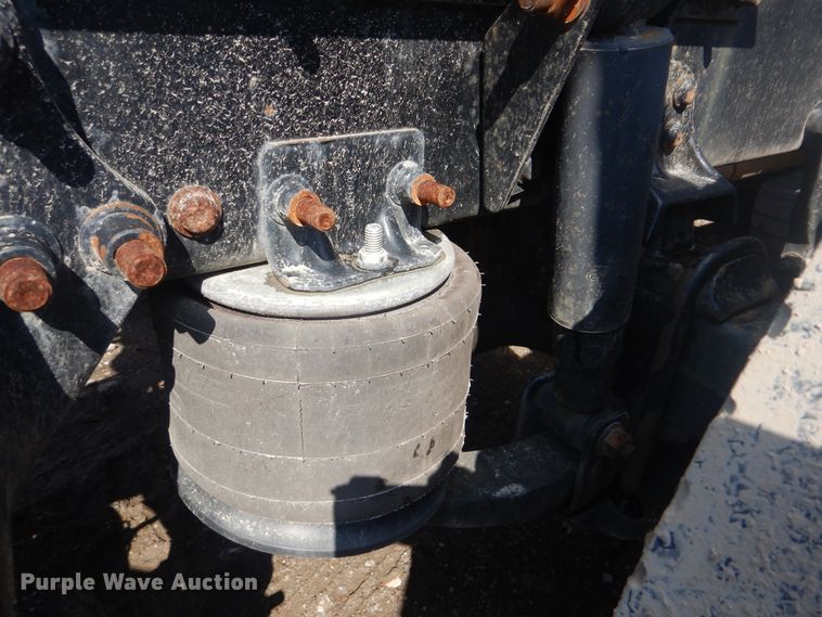 image for item GY9758 2012 Freightliner Cascadia semi truck