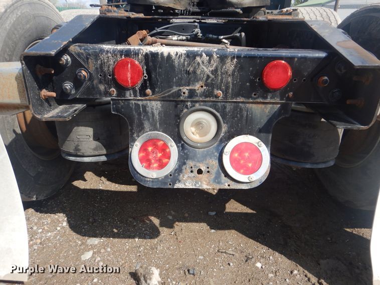 image for item GY9758 2012 Freightliner Cascadia semi truck