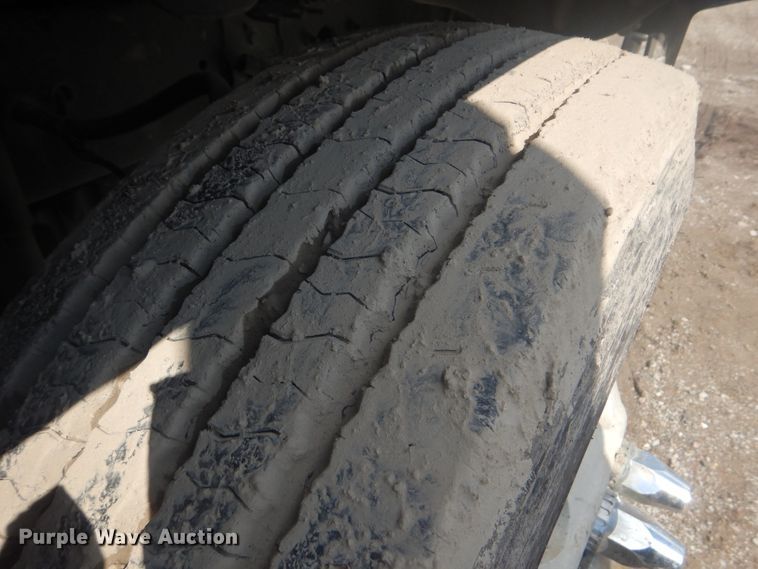 image for item GY9758 2012 Freightliner Cascadia semi truck