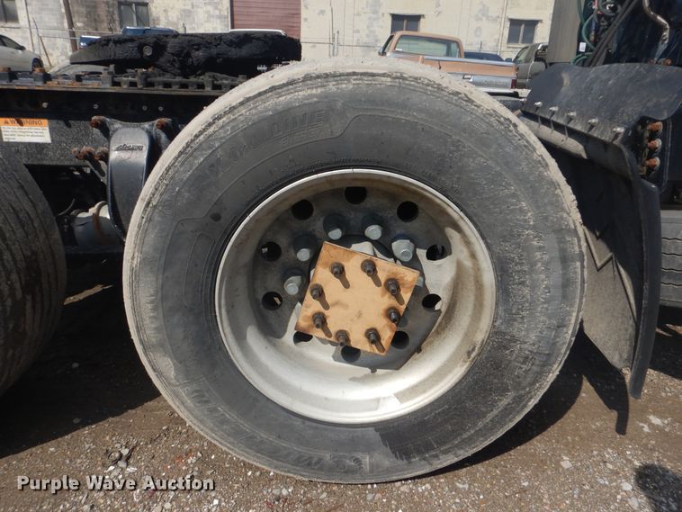 image for item GY9758 2012 Freightliner Cascadia semi truck