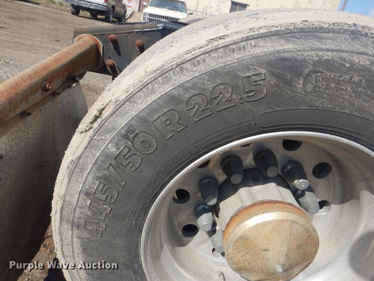 image for item GY9758 2012 Freightliner Cascadia semi truck